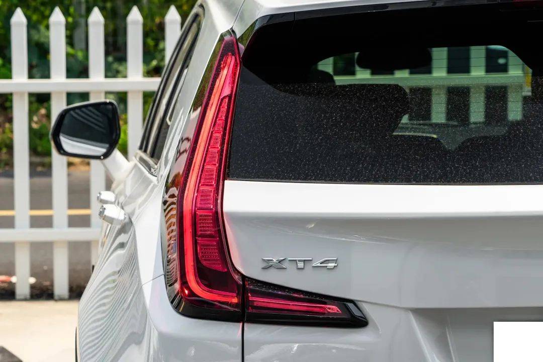 凱迪拉克打響第一槍!豪華SUV降到15.99萬,211馬力+9AT,沒人懂