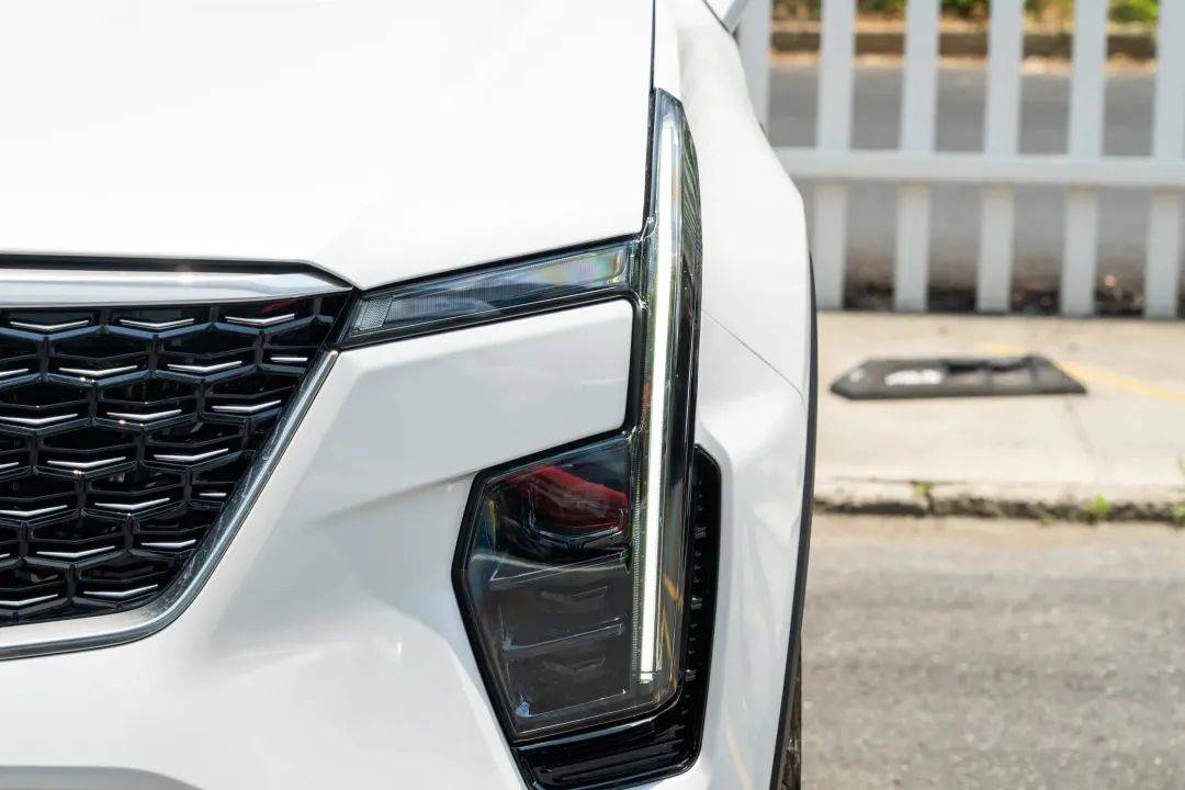 凱迪拉克打響第一槍!豪華SUV降到15.99萬,211馬力+9AT,沒人懂