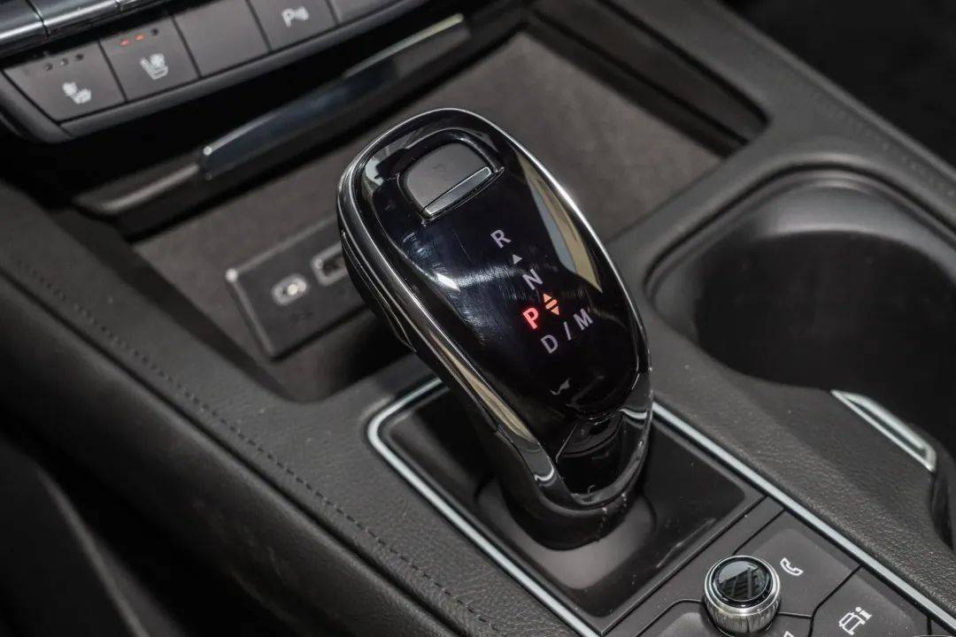 凱迪拉克打響第一槍!豪華SUV降到15.99萬,211馬力+9AT,沒人懂