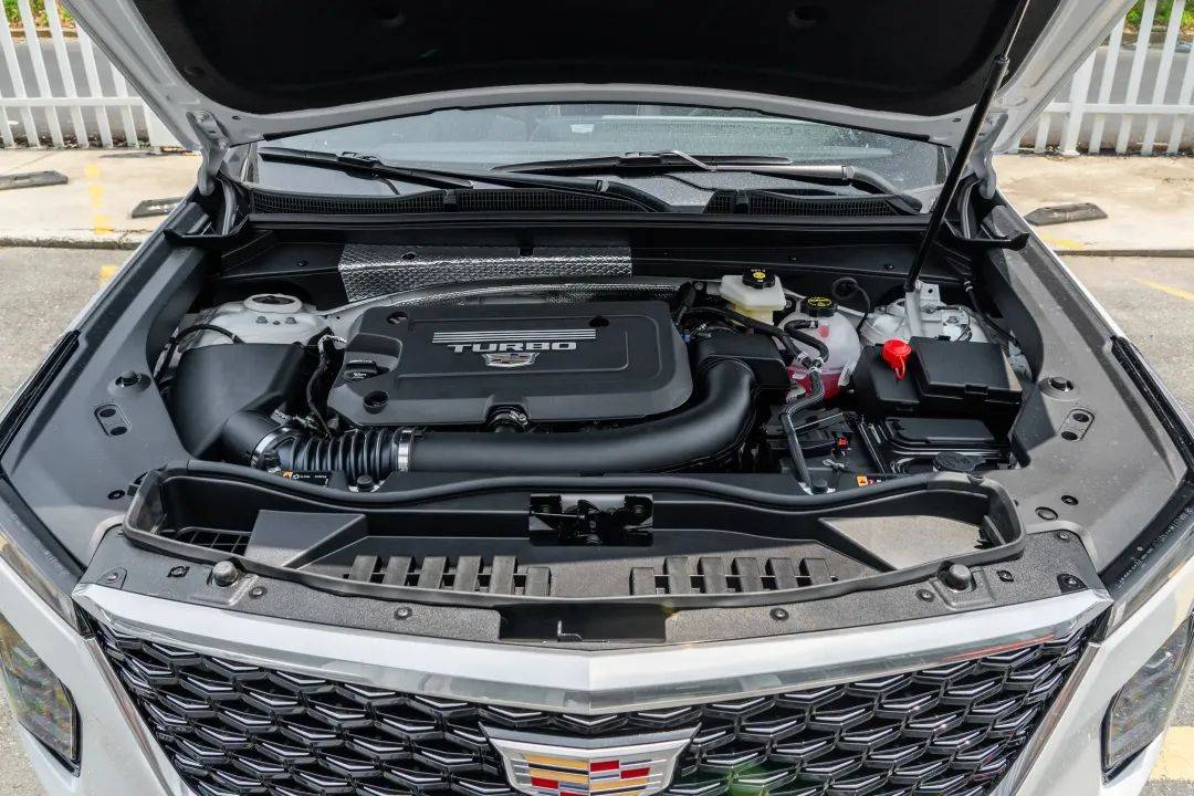 凱迪拉克打響第一槍!豪華SUV降到15.99萬,211馬力+9AT,沒人懂