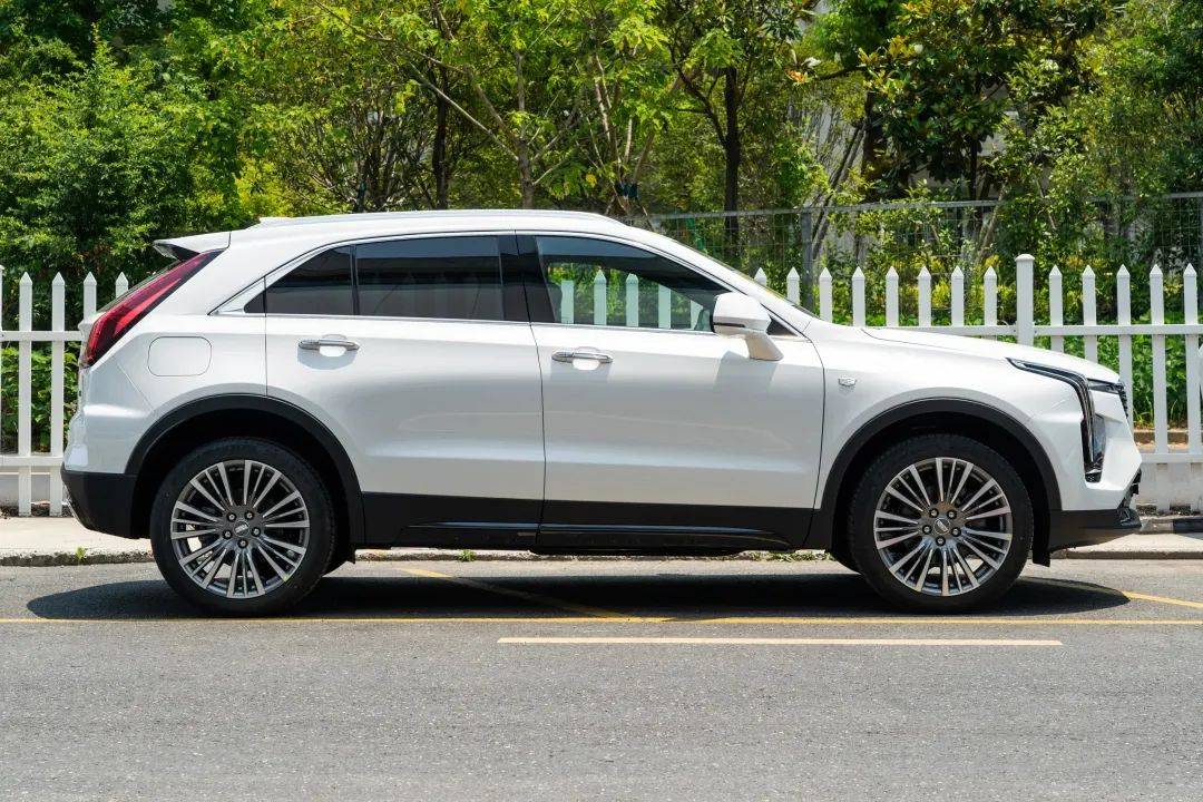 凱迪拉克打響第一槍!豪華SUV降到15.99萬,211馬力+9AT,沒人懂