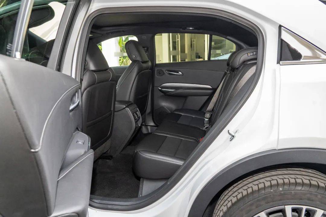 凱迪拉克打響第一槍!豪華SUV降到15.99萬,211馬力+9AT,沒人懂