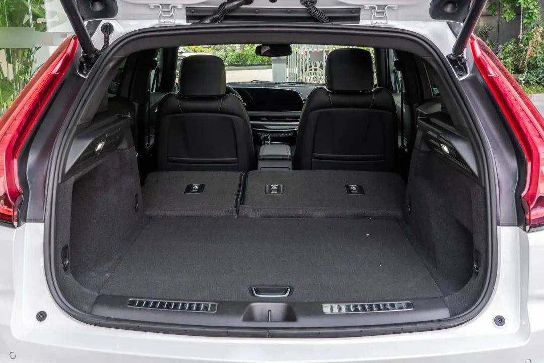 凱迪拉克打響第一槍!豪華SUV降到15.99萬,211馬力+9AT,沒人懂