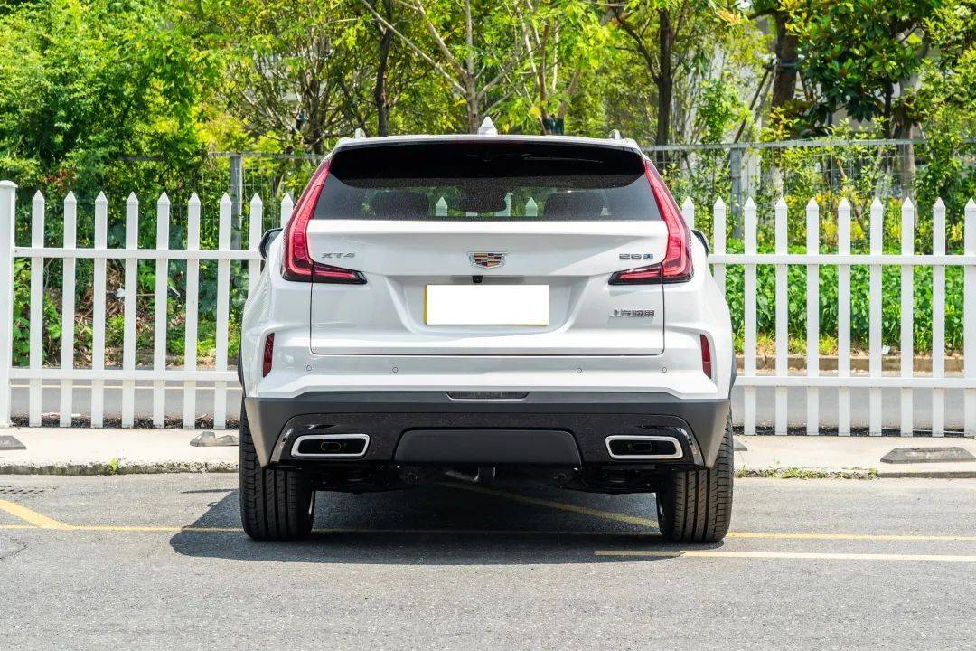 凱迪拉克打響第一槍!豪華SUV降到15.99萬,211馬力+9AT,沒人懂