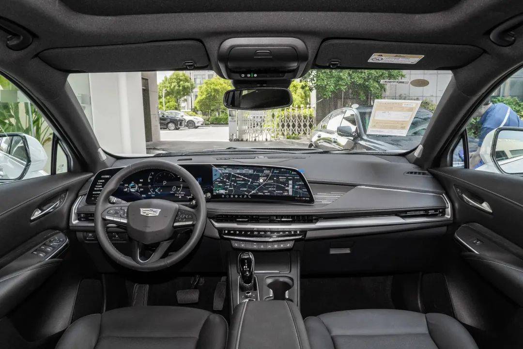 凱迪拉克打響第一槍!豪華SUV降到15.99萬,211馬力+9AT,沒人懂