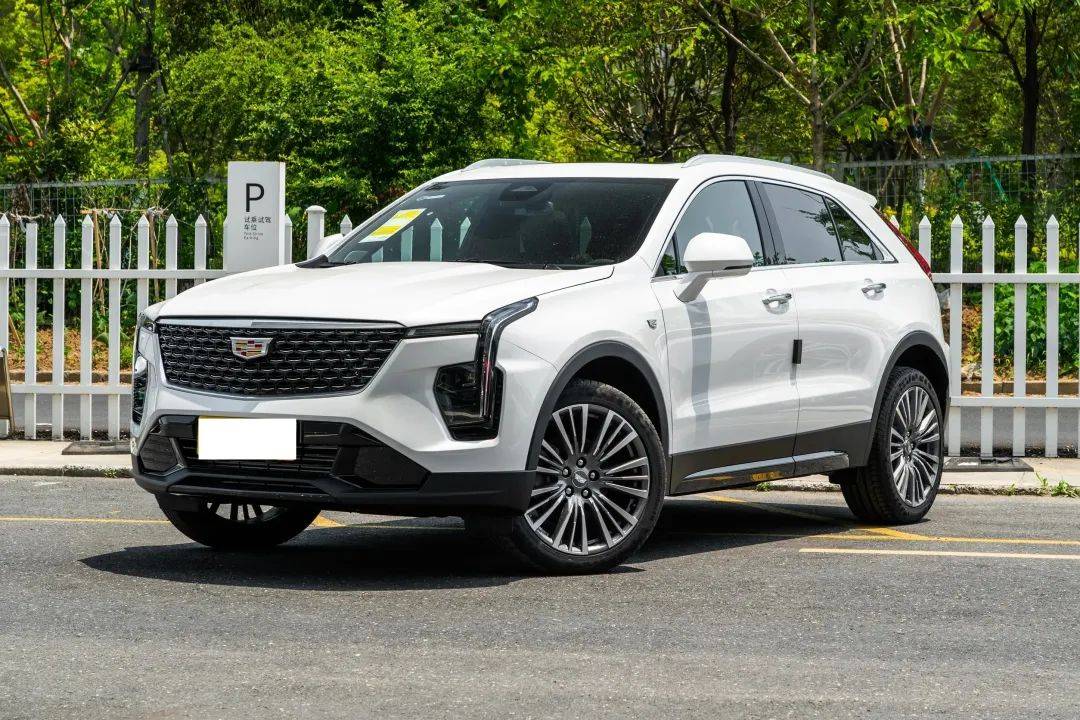 凱迪拉克打響第一槍!豪華SUV降到15.99萬,211馬力+9AT,沒人懂