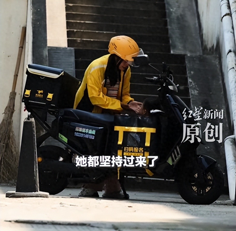 女騎手將女兒裝外賣箱送外賣