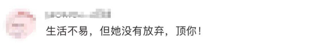 女騎手將女兒裝外賣箱送外賣