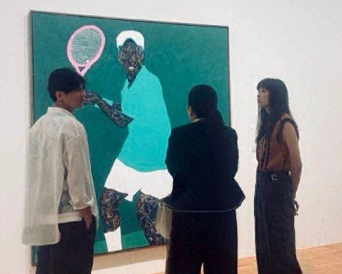 47歲元斌與妻子現(xiàn)身美術(shù)館